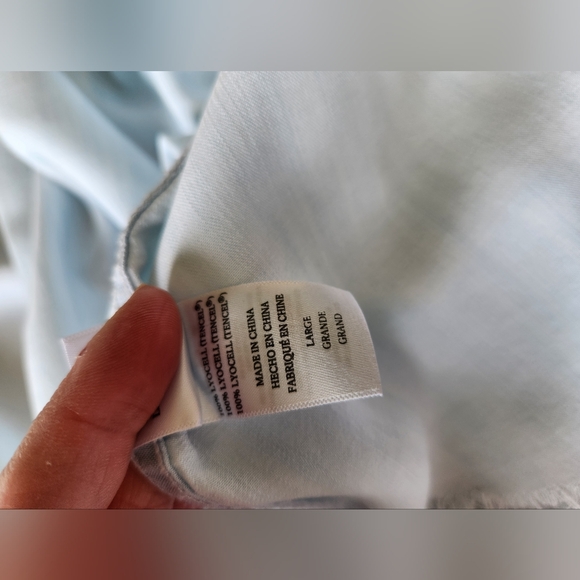 EUC Rails button up with raw edges, luxurious lyocell material - Picture 4 of 4